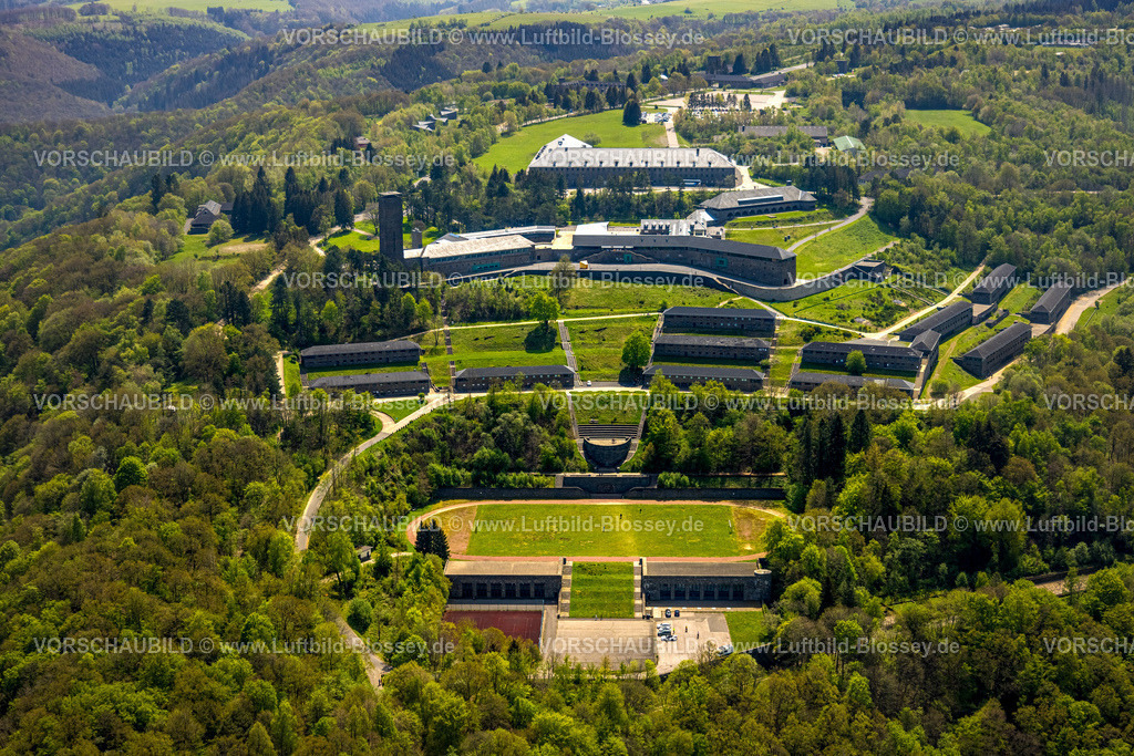 Schleiden240502105Vogelsang | Luftbild, Vogelsang IP Gebäudekomplex und historisches Museum auf dem Berg Erpenscheid, unter Denkmalschutz stehende ehemalige NS-Ordensburg Vogelsang, Waldgebiet Nordeifel Nationalpark Eifel, Morsbach, Schleiden, Nordrhein-Westfalen, Deutschland