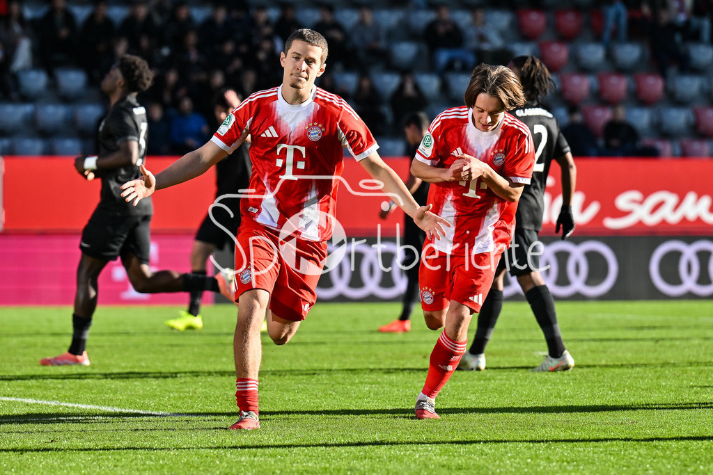 FC Bayern München U19 - Sporting Lissabon U19 | MUNICH, GERMANY - 09. DECEMBER: Jubel der Bayern nach dem Treffer zum 1-0 durch Yll GASHI (FC Bayern München U19 9) / Tor / Torschuetze / Freude / Happy während dem Match zwischen der U19 des FC Bayern München und der U19 von Sporting Lissabon am 6. Spieltag der UEFA Youth League Ligaphase am FC Bayern Campus