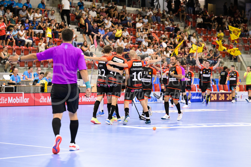 HC Rychenberg vs. Floorball Köniz - 28. August 2022 | HC Rychenberg vs. Floorball Köniz
AXA Arena, Winterthur
Flemming Kühl (#17 HC Rychenberg) erzielt den 2:1-Führungstreffer.
Bild: Sportfotografie Markus Aeschimann | www.markus-aeschimann.ch - Realisiert mit Pictrs.com