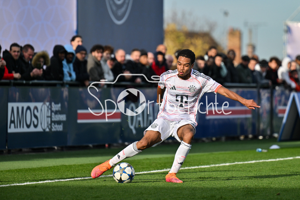Paris Saint Germain U19 - FC Bayern München U19 | PARIS, FRANKREICH - 4. NOVEMBER: am Ball Chivano WIJKS (FCB Bayern München U19 2) beim Ligaspiel zwischen der U19 von Paris Saint Germain und der U19 des FC Bayern München am 4. Spieltag der UEFA Youth League am PSG Campus am 04.11.2025