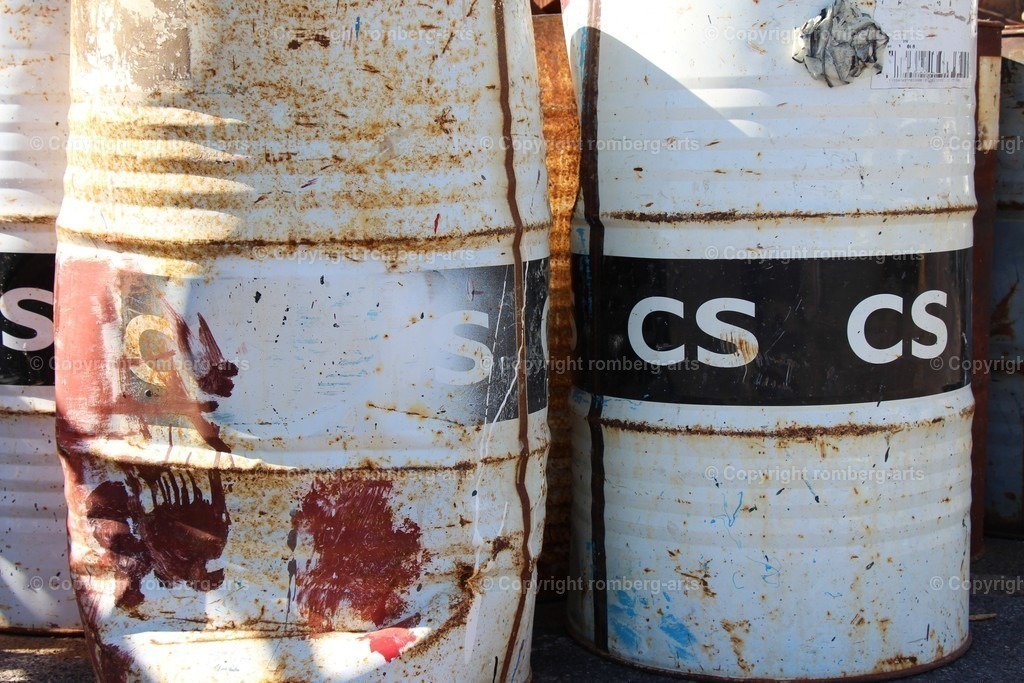 IMG_9253 (2) | Verrostete Tonnen, verrostete Fässer, Tonne korrodiert, Korrosion, Rost, verbeultes Metall