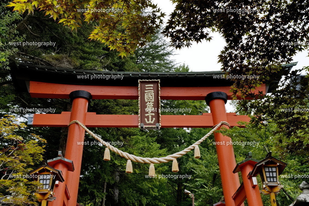 Gate to Chureito Pagoda - JPN 2025 | west photography - Realisiert mit Pictrs.com