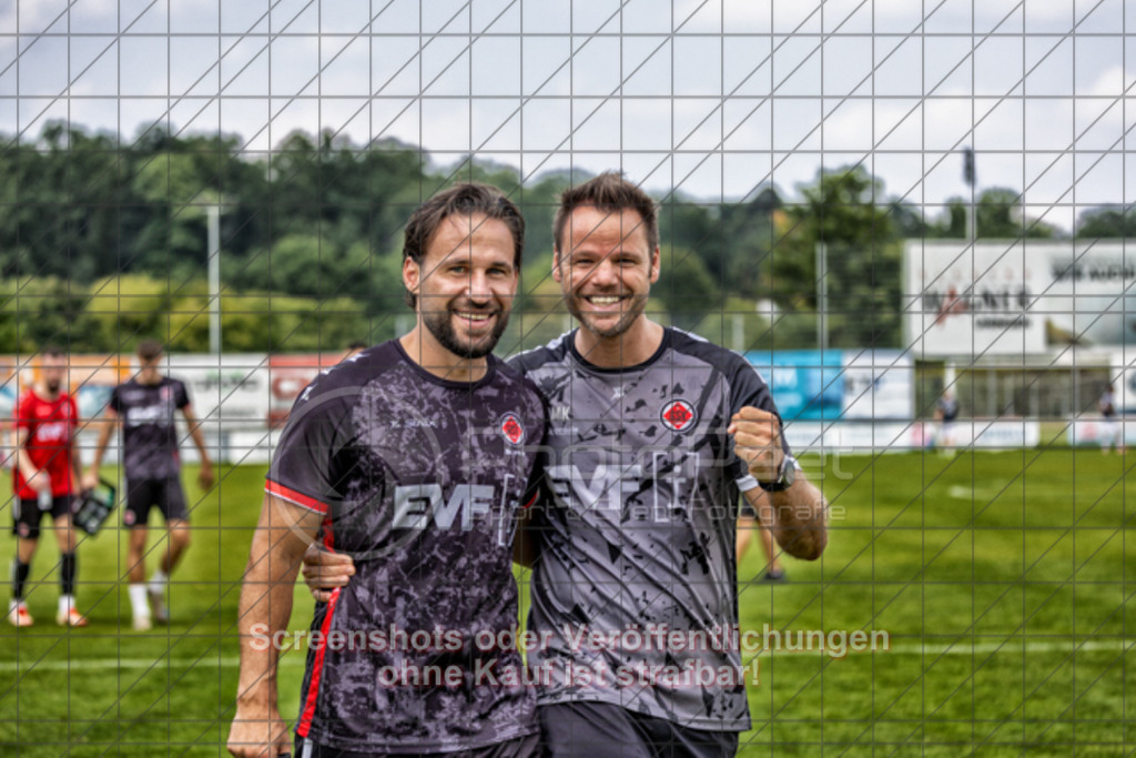 20250816_160540_1055-Bearbeitet | Trainer Mario Klotz (re) und Spieler Mergim Neziri (li) freuen sich über den Sieg und die 3 Punkte für den GSV1.Göppinger SV (rot) vs. FSV 08 Bietigheim-Bissingen (blau), Fußball, Oberliga BW, wfv, 03. Spieltag, Saison 2025/2026, Rasensportplatz Stadion SV Göppingen, Hohenstaufenstr. 116, 73033 Göppingen, 16.08.2025 - 14:00 Uhr,Foto: PhotoPeet-Sportfotografie/Peter Harich
