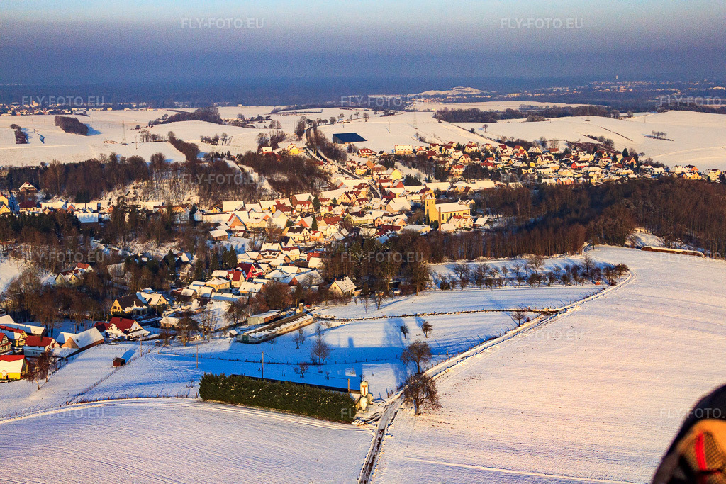 Vue aérienne: Vue du village depuis le sud-ouest en hiver, sous la neige à Neewiller-près-Lauterbourg dans le département Bas Rhin, France – .Photo: IMG_36657.jpg prise le 05/01/2011 par Werner Riehm/FLY-FOTO.eu – Résolution de l'original: 4752 x 3168 px