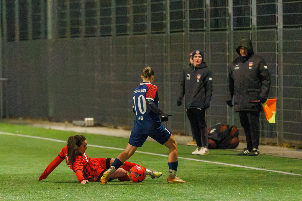 FCHFCE_251121_0848 | 1.FC Heidenheim 1846 II vs. FC Ellwangen II, Fußball, Frauen, Bezirksliga, 2025/2026, 10. Spieltag, 22.11.2025 in Heidenheim, Kunstrasen b. Voith-Arena West, Flutlichtspiel(Foto: Michael Bulling) - Realisiert mit Pictrs.com