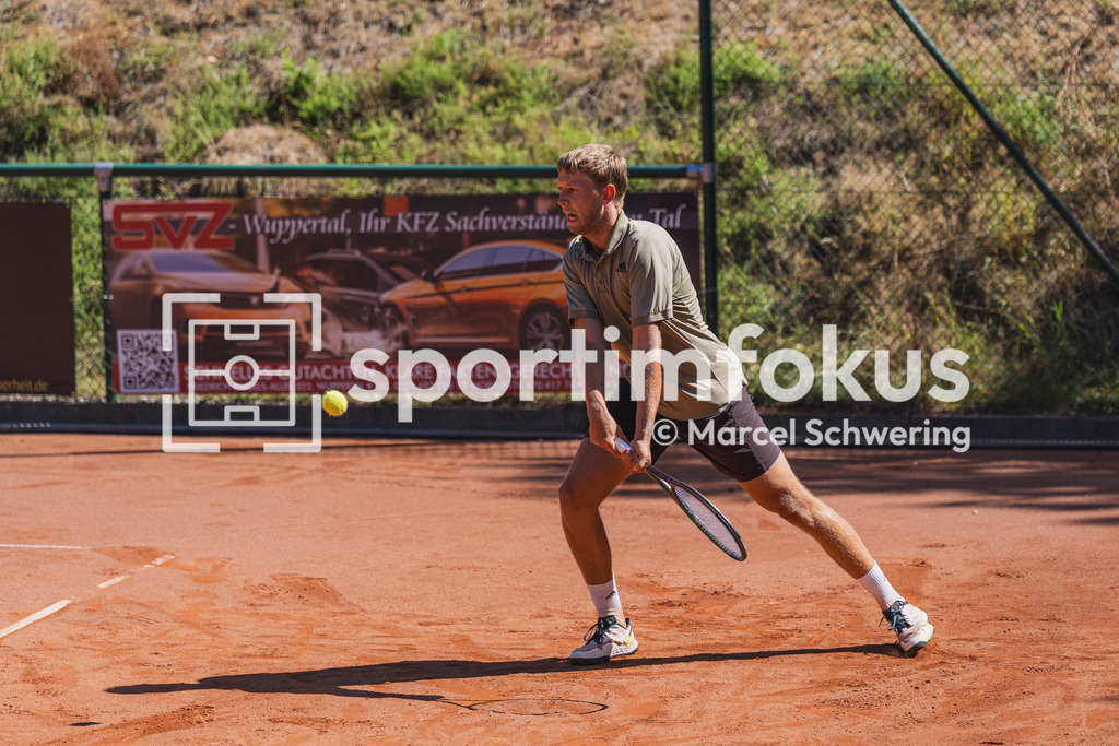Wuppertaler Tennis-Stadtmeisterschaften | Jonas Poswiat (Solinger TC 1902) beim Ballwechsel. Herren-Finale der Wuppertaler Tennis-Stadtmeisterschaften, Wuppertal, 09.08.2026. - Realisiert mit Pictrs.com