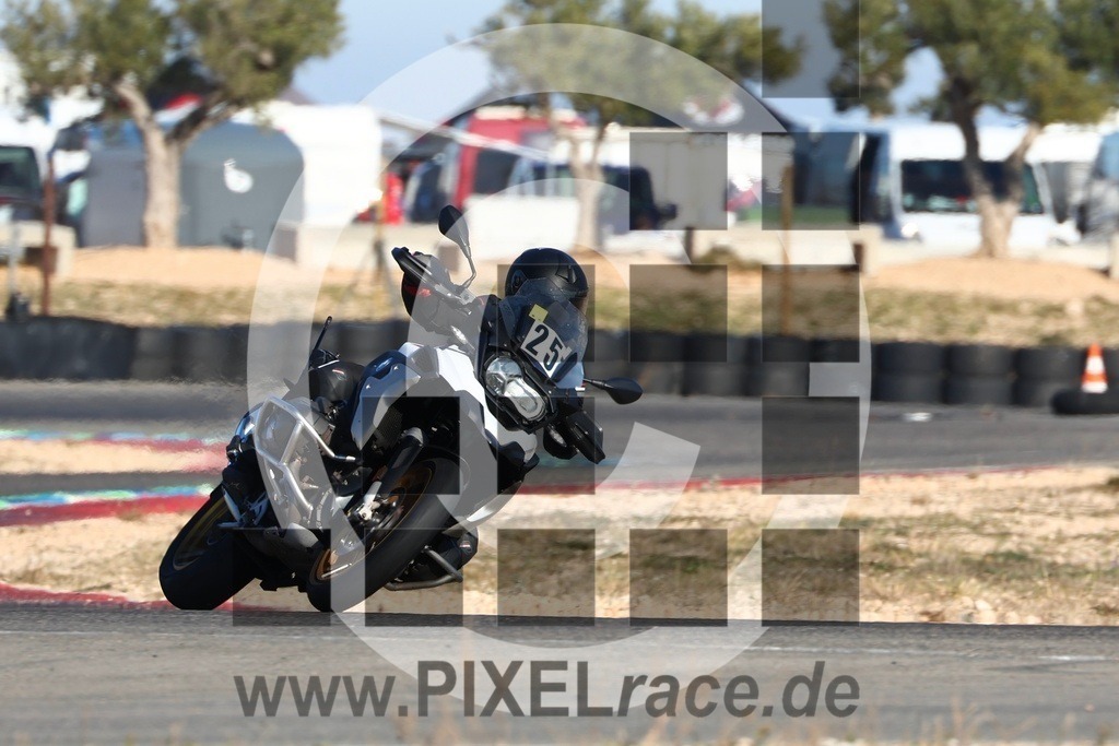 0025-20241230_15600 | Schöne Erinnerungen an spannende Momente - das festzuhalten ist unser Job. PIXELrace.de ist seit 2003 auf den Rennstrecken Europas unterwegs um die Action draußen beim Fahren und die wunderbare Stimmung imm Fahrerlager für euch einzufangen.