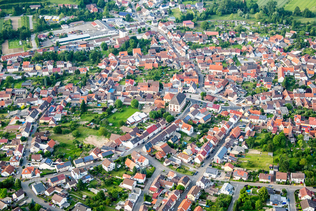 Luftbild: Ortsansicht der Straßen und Häuser der Wohngebiete im Ortsteil Unteröwisheim in Kraichtal im Bundesland Baden-Württemberg in Deutschland. Foto: IMG_089337.jpg vom 10.06.2016 durch Werner Riehm/FLY-FOTO.de