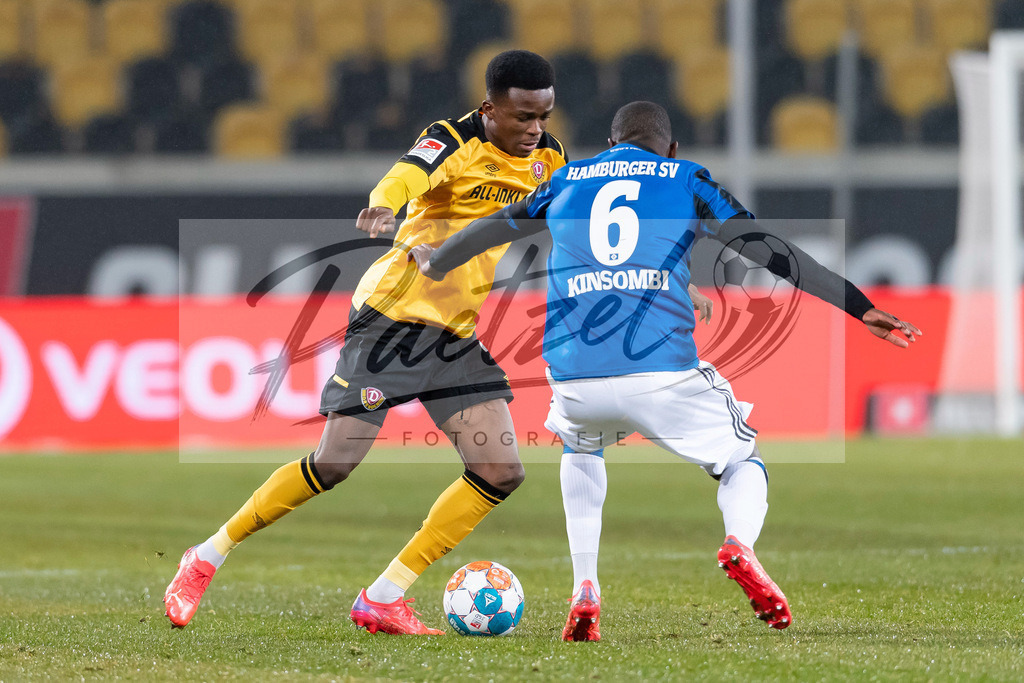 SGDHSV20220114_022 | Fussball, Herren: Michael Akoto (SG Dynamo Dresden) und David Kinsombi (Hamburger SV) im Zweikampf bei dem Spiel der 2. Bundesliga zwischen SG Dynamo Dresden und Hamburger SV im Rudolf-Harbig-Stadion am 14.01.2022 in Dresden, Deutschland.DFB / DFL REGULATIONS PROHIBIT ANY USE OF PHOTOGRAPHS AS IMAGE SEQUENCES AND/OR QUASI-VIDEO. - Realisiert mit Pictrs.com