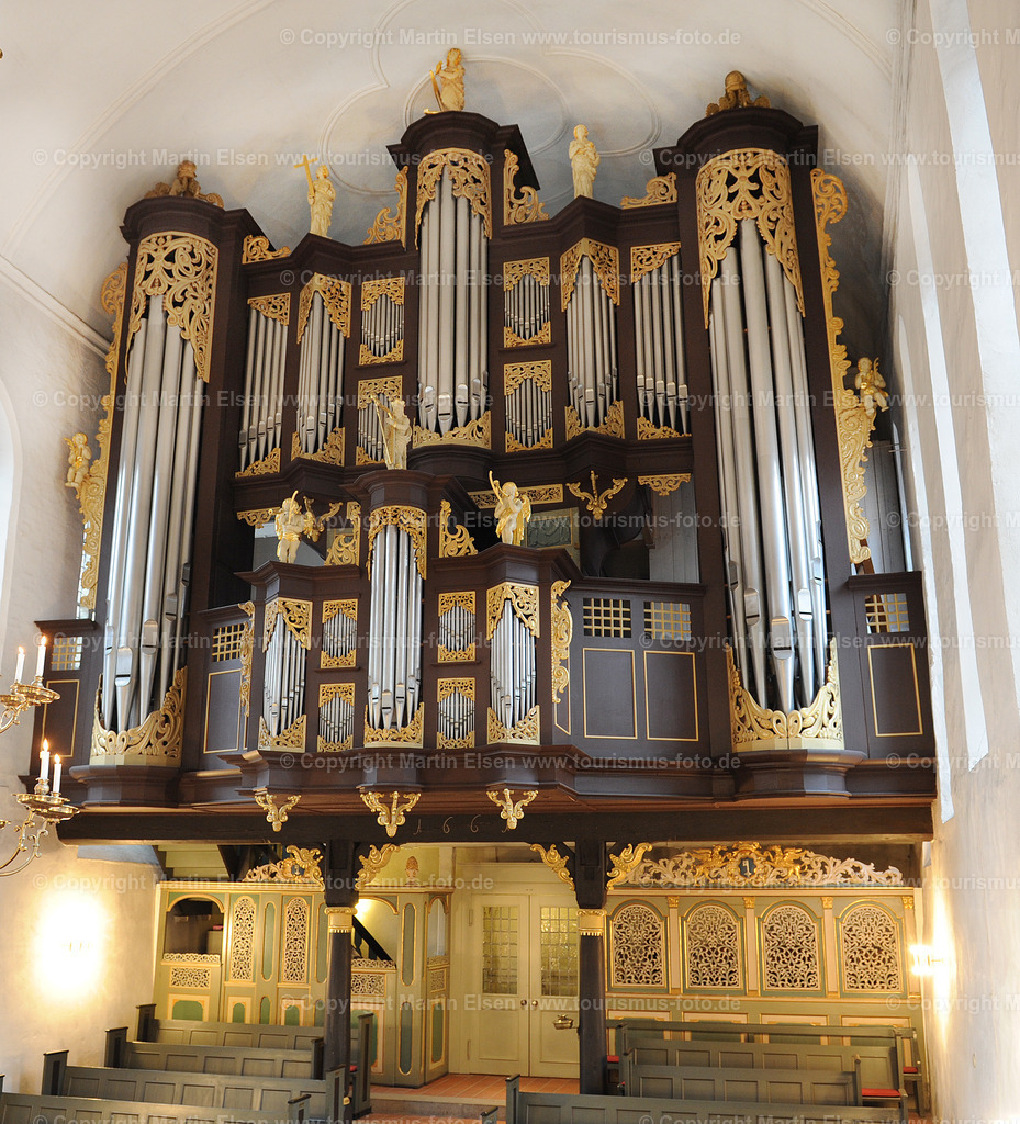 Stade Cosmea Kirche_ELS_7703a | Stade - Aufnahmedatum: 11.02.2012, Aufnahmehoehe:  m, Koordinaten:  - , Bildgroesse: 2568 x  2832 Pixel - Copyright 2012 by Martin Elsen, Kontakt: Tel.: +49 157 74581206, E-Mail: info@schoenes-foto.deSchlagwoerter:Cosmae Kirche,Glaube ,Liebe Hoffnung,Orgel,Altar, - Realisiert mit Pictrs.com