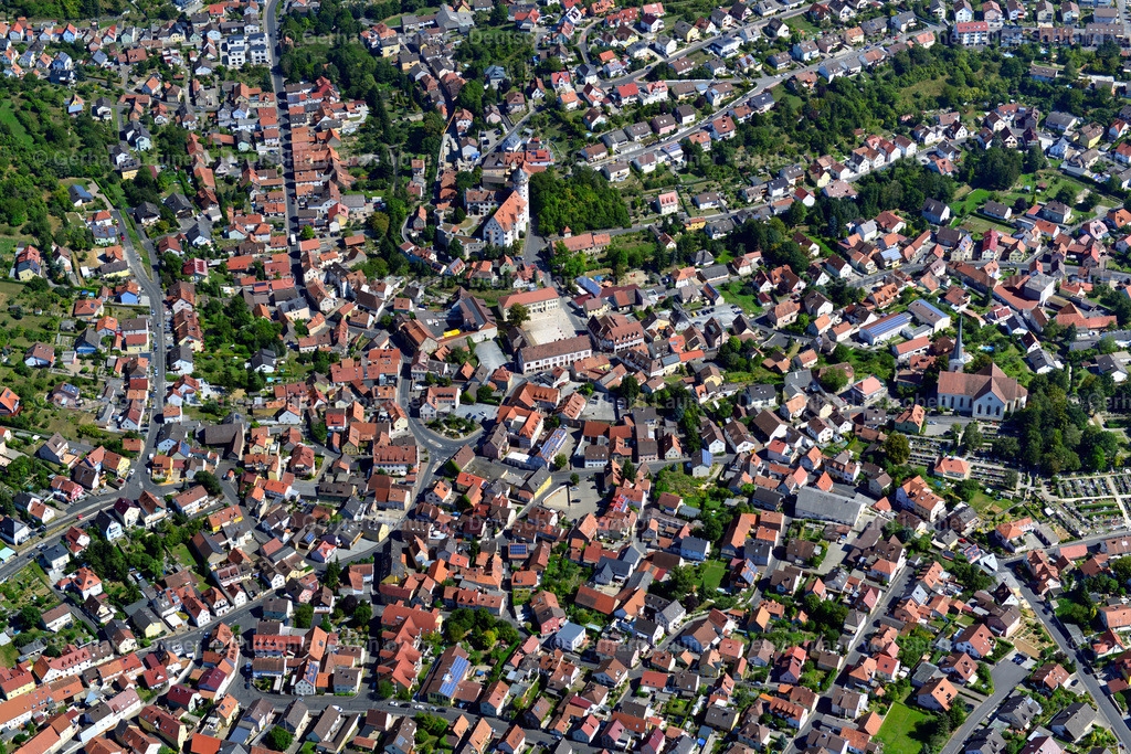 3650096 | RIMPAR 31.08.2016 Ortsansicht der Straßen und Häuser der Wohngebiete in Rimpar im Bundesland Bayern, Deutschland. // Town View of the streets and houses of the residential areas in Rimpar in the state Bavaria, Germany. Foto: Gerhard Launer