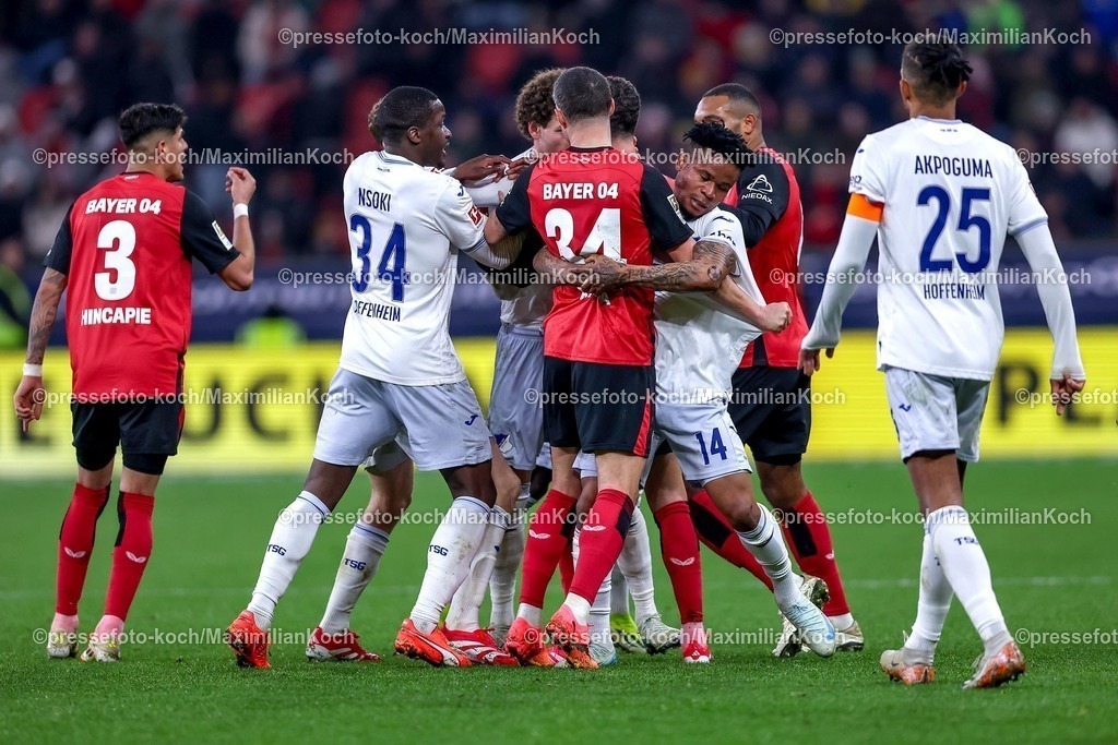 Lev02022501081 | 02.02.2025, Fußball, Bayer 04 Leverkusen - TSG 1899 Hoffenheim, 1. Fußball Bundesliga, 20. Spieltag, BayArena, Saison 2024 2025: Tummult Handgemenge Rudelbildung nach Foul an Florian Wirtz (Bayer04 Leverkusen #10). unter anderen beteiligt Jonathan Tah (Bayer04 Leverkusen #4), Granit Xhaka (Bayer04 Leverkusen #34), Mario Hermoso Canseco (Bayer04 Leverkusen #5), Stanley Nsoki (Hoffenheim #34), Gift Orban (Hoffenheim #14), Arthur Chaves (Hoffenheim #35) und Erencan Yardimci (Hoffenheim #53)DFB regulations prohibit any use of photographs as image sequences and or quasi-video.