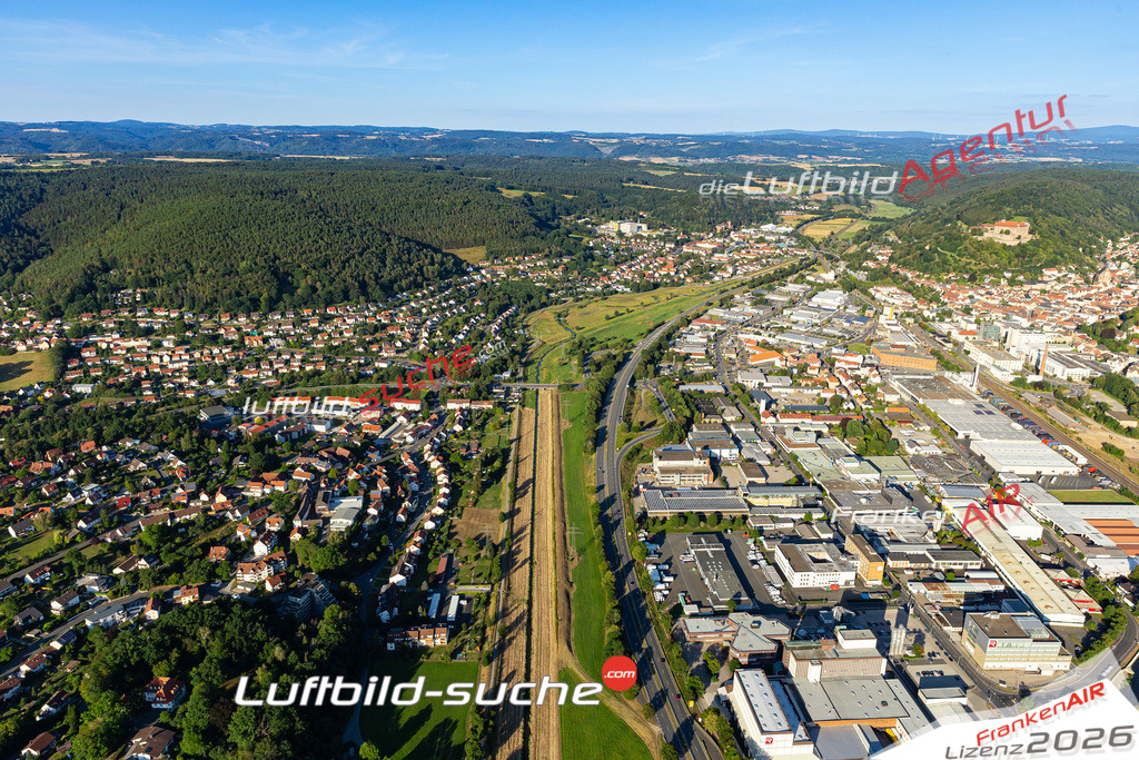Die Luftbildaufnahme Petzmannsberg - Kulmbach wurde 2020 mittels Flugzeug (keine Drohne) erstellt. Perfekte Schärfe und Druck- Ergebnisse- Garantiert!