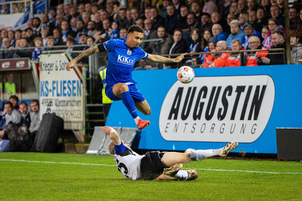 Fußball I Herren I Saison 2025-2026 I Regionalliga Nord I 24. Spieltag I SV Meppen - Hamburger SV II I 1695 | Jeremy Gandert (25, Hamburger Sport Verein II) gegen Oliver Schmitt (7, SV Meppen) - Realisiert mit Pictrs.com