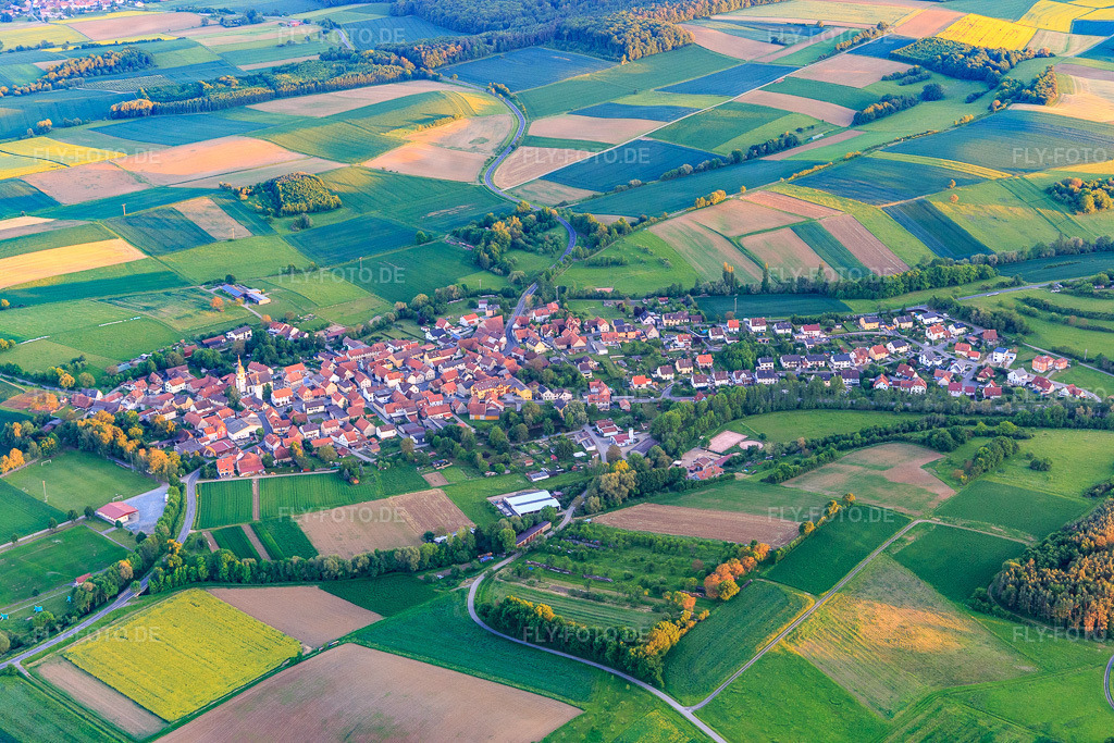 Luftbild: Ortsansicht aus Norden im Ortsteil Mechenried in Riedbach im Bundesland Bayern in Deutschland. Foto: IMG_100202.jpg vom 26.05.2017 durch Werner Riehm/FLY-FOTO.de