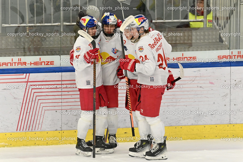 RED BULL HOCKEY JUNIORS vs. EK DIE ZELLER EISBÄREN | Jubel RED BULL HOCKEY JUNIORS  Mannschaft, RED BULL HOCKEY JUNIORS vs. EK DIE ZELLER EISBÄREN, RED BULL HOCKEY JUNIORS vs. EK DIE ZELLER EISBÄREN am 14.01.2025 in Salzburg (Eisarena Salzburg), Austria, (Photo by Bernd Stefan)