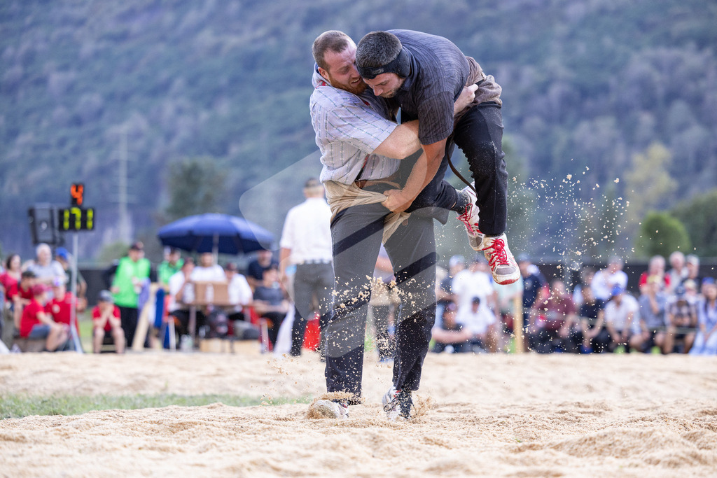 TESSINER2025_06_Gang_1920 | Die Schwinger des Schwyzer Kantonalen Schwingerverbandes: Fotos, die Dynamik und Leidenschaft festhalten, sowie emotionale Momente aus dem traditionellen Schwingsport zeigen. - Realisiert mit Pictrs.com