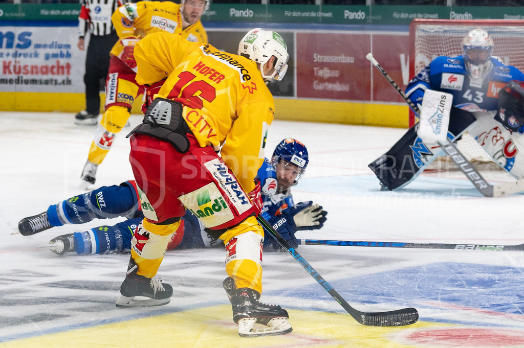 Playoffs: ZSC Lions - EHC Biel-Bienne | 27.03.2022, Zürich, Hallenstadion, Playoffs: ZSC Lions - EHC Biel-Bienne, #4 Patrick Geering (ZSC) wirft sich in den Schuss von #16 Fabio Hofer (Biel). - Realized with Pictrs.com