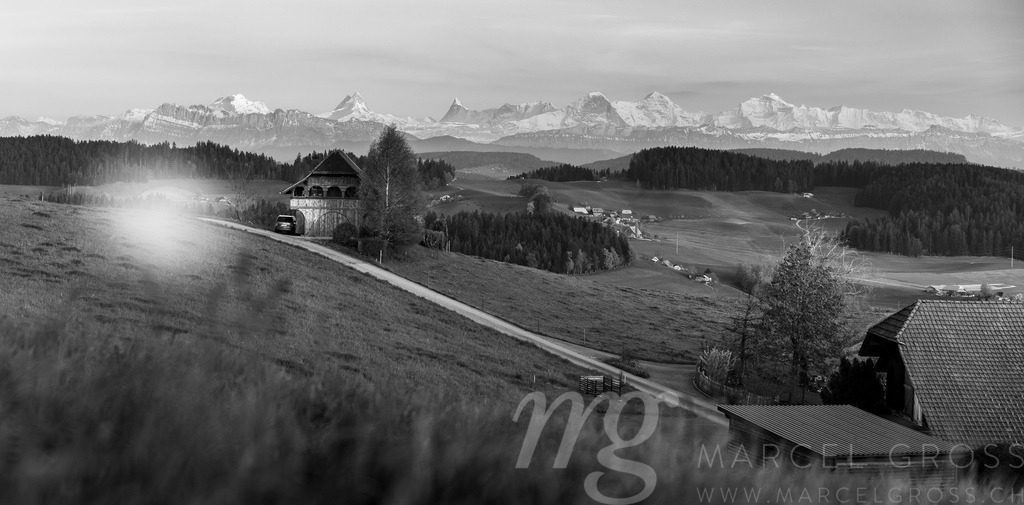 spring sunset im Emmental with a tiny farm house and the Alps | Die ideale Geschenkidee für Naturliebhaber. Naturbilder von Marcel Gross Photography für ihr Zuhause in den verschiedensten Formaten und Materialien. - Realisiert mit Pictrs.com