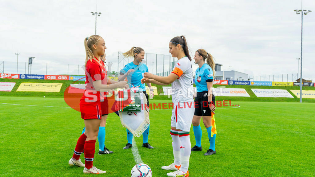Norwegen U19  Bulgarien U19 | Julie Aune Jorde (Norway #6) Dimitra Ivanova (BUL #14) Referee Katalin Sipos (HUN) Assistant Referee Judit Kulcsár (HUN) Assistant Referee Barbara Wenigwieser (AUT) ; Norwegen U19  Bulgarien U19 am 13.05.2022 in Wels
(Huber Arena), AUSTRIA, (Photo by Ernst Krawagner sport-fan.at) - Realisiert mit Pictrs.com