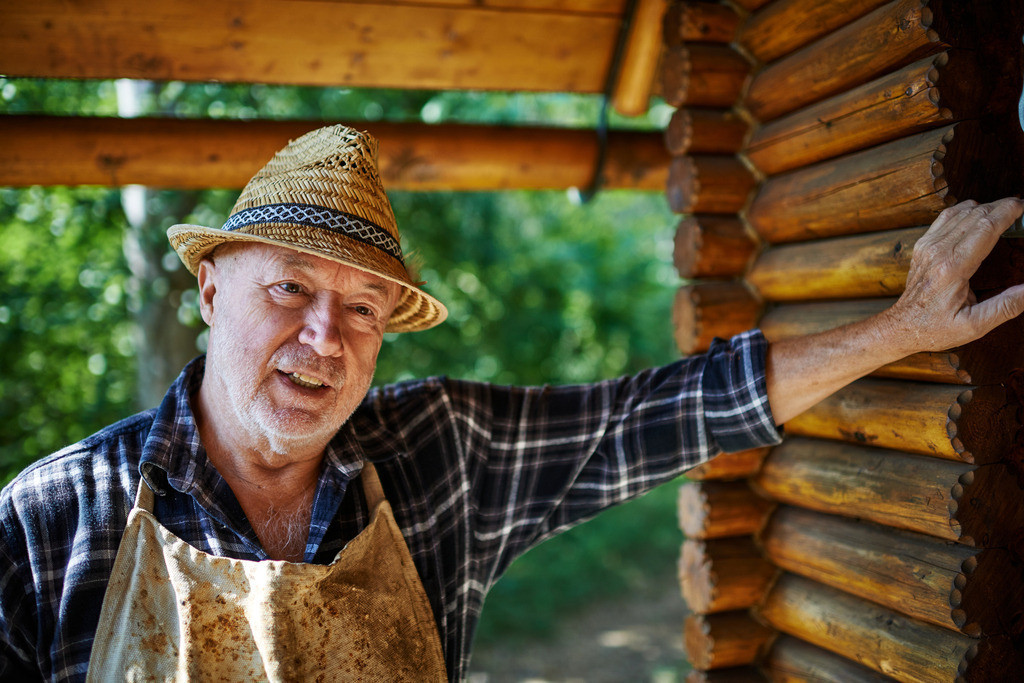 Pecher Gerhold Wöhrer | Matzendorf-Hölles, Austria - July 04, 2019: Pecherpfad in Hölles mit Pecher Gerhold Wöhrer; Portraitaufnahme vor der Kapelle. - Realisiert mit Pictrs.com