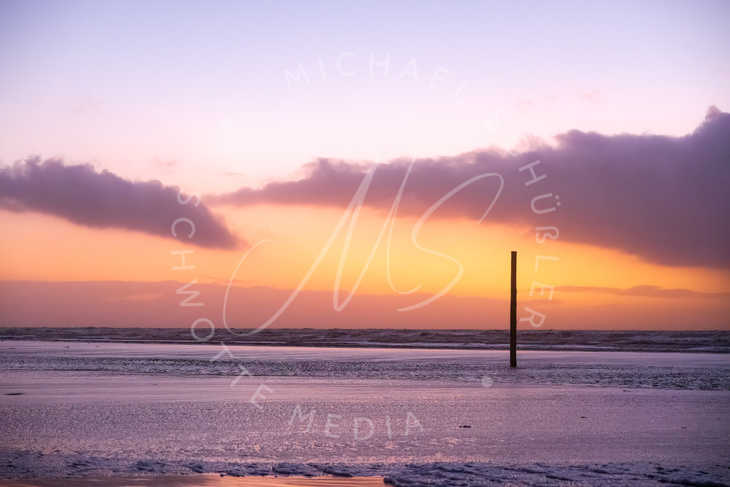 2023-01-30 SPO Strand Wind Sturm Wellen Sonnenuntergang - 253 | Schwotte Media - Realisiert mit Pictrs.com