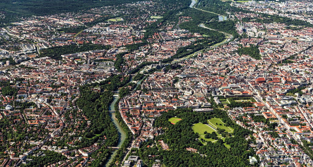 dr__0065314.jpg | MüNCHEN 15.06.2021 Stadtansicht am Ufer des Flußverlaufes der Isar in München im Bundesland Bayern, Deutschland. // City view on the river bank of the river Isar in Munich in the state Bavaria, Germany. Foto: Daniel Reiter