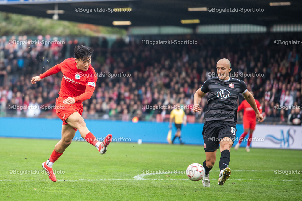 Torschuss durch Seok-Ju Hong | 11.10.2025, Fußball, Niederrheinpokal, Rot-Weiß Oberhausen - Rot-Weiss Essen: Seok-Ju Hong (Rot-Weiß Oberhausen #18) mit einem Torschuss, geblockt von Tobias Kraulich (Rot-Weiss Essen #33) - Realisiert mit Pictrs.com