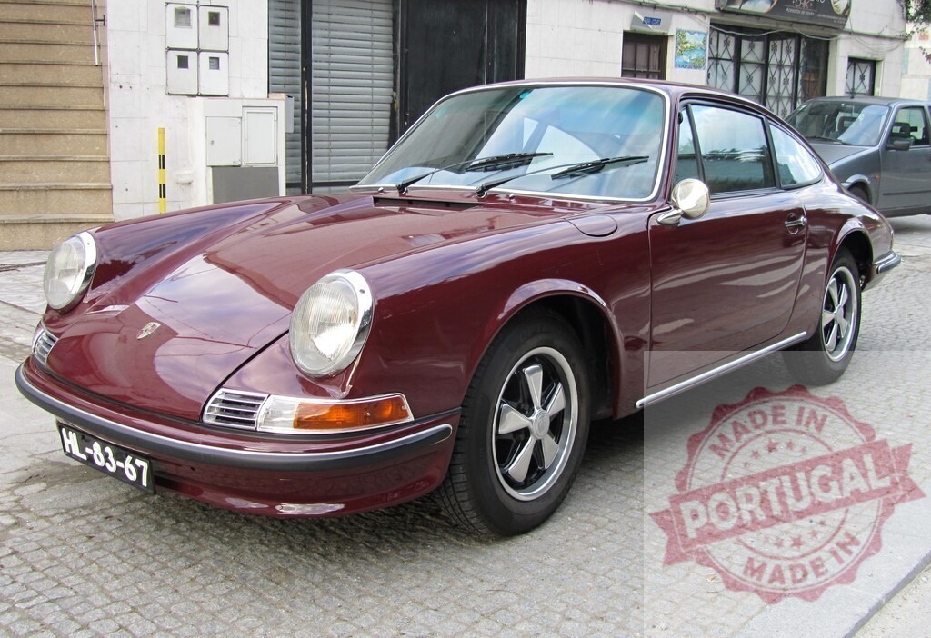 Burgundy Porsche 912 parked on cobblestone street | Classic Porsche 912 parked on a cobblestone street - Realisiert mit Pictrs.com