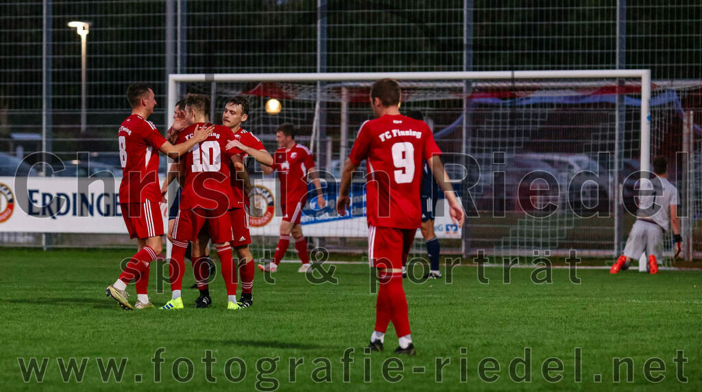 2023-08-22_062_FC_Finsing_gegen_SC_Moosen-Vils | Finsing, Deutschland, 22.08.2023:
Fußball, Kreisliga 2023 / 2024, 5. Spieltag, FC Finsing gegen SC Moosen/Vils, Endergebnis: 5:0

Jubel nach dem Tor zum 3:0 durch Patrick Forchhammer (FC Finsing, #13)
Kilian Schmitt (FC Finsing, #8), Florian Hölzl (FC Finsing, #10), Patrick Forchhammer (FC Finsing, #13), Andre Huber (FC Finsing, #9)

Foto: Christian Riedel / fotografie-riedel.net