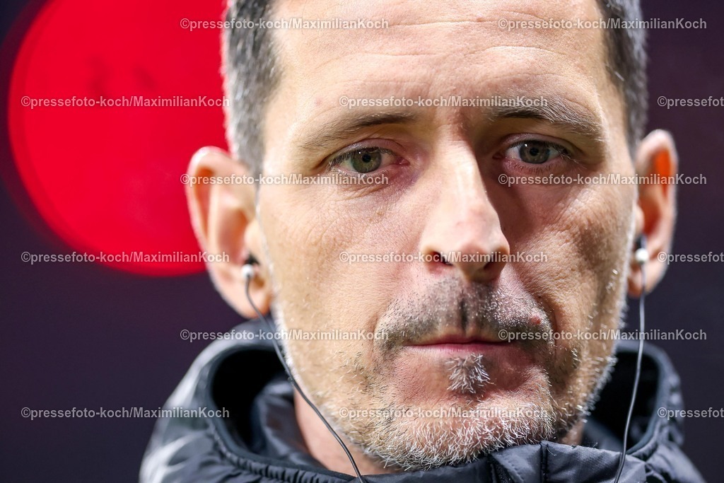 SGE30112501020 | 30.11.2025, Fußball, Eintracht Frankfurt - VfL Wolfsburg, 1. Fußball Bundesliga, 12. Spieltag, Deutsche-Bank-Park (Frankfurt am Main), Saison 2025 2026: Cheftrainer Dino Toppmöller (Eintracht Frankfurt #hc) vor dem Spiel  DFB Regulations prohibit any use of photographs as image sequences and or quasi-video.