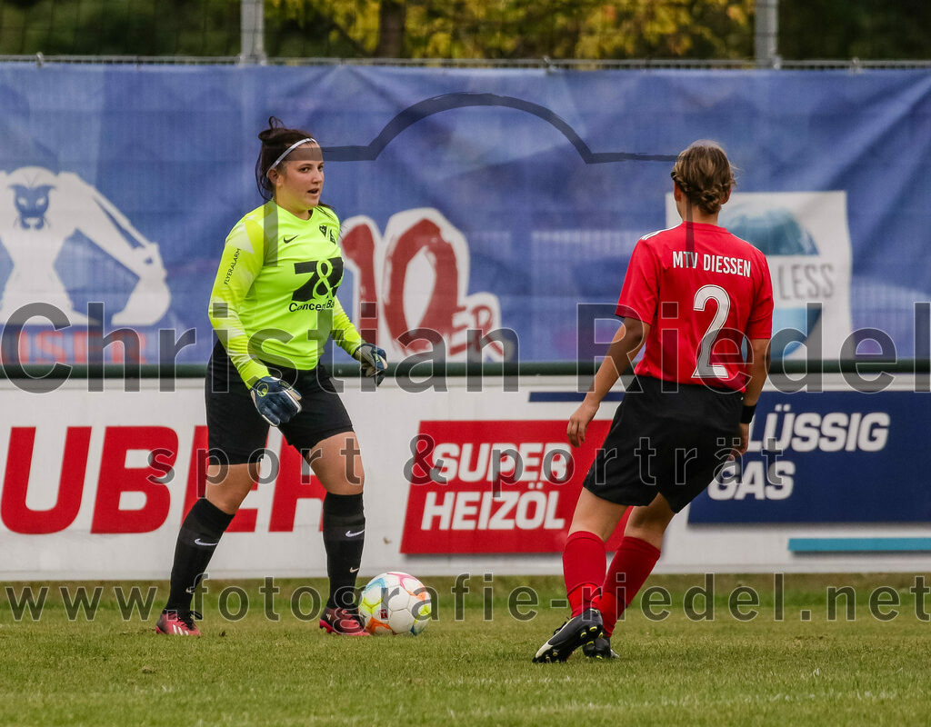 2023-10-07_053_FC_Langengeisling_gegen_MTV_Diessen_Ammersee | Erding, Deutschland, 07.10.2023:
Fußball, Bezirksoberliga 2023 / 2024, 6. Spieltag, FC Langengeisling gegen MTV Diessen/Ammersee, Endergebnis: 0:3

Torfrau Stefanie Karamatic (FC Langengeisling, #39), Katharina Schultheiß (MTV Diessen/Ammersee, #2)

Foto: Christian Riedel / fotografie-riedel.net