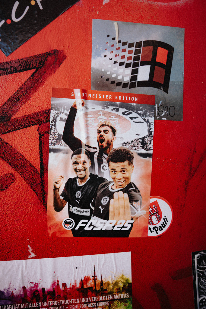 FCP07113 | Der offizielle Shop für FC St. Pauli Fotos. Wähle aus Spielszenen & Fanmomenten dein FCSP Wunschformat. Wir liefern Millerntor-Atmosphäre.