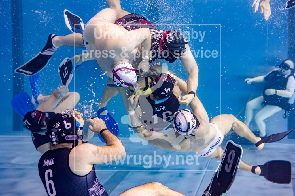 Deutsche Meisterschaft 2024 in Unterwasser-Rugby | Vorrundenspiel: Sporttaucher Berlin in blau gegen den DSSC Duisburg in weiß. - Realisiert mit Pictrs.com
