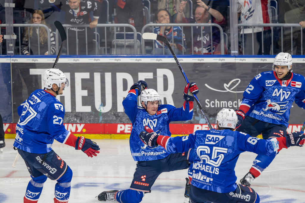 DEL, Deutsche Eishockey Liga Saison 2025/26, 1. Spieltag: Adler Mannheim gegen Straubing Tigers***Bild: 1:0 für Mannheim nach acht Sekunden durch Neuzugang Justin Schütz | DEL, Deutsche Eishockey Liga Saison 2025/26, 1. Spieltag: Adler Mannheim gegen Straubing Tigers***Bild: 1:0 für Mannheim nach acht Sekunden durch Neuzugang Justin Schütz - Realisiert mit Pictrs.com