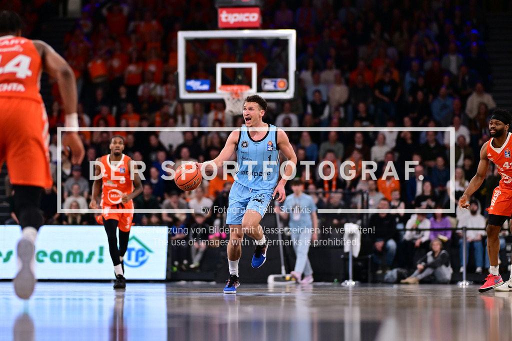 Basketball I Herren I Saison 2024-2025 I BBL I 25. Spieltag I Veolia Towers Hamburg - SC Rasta Vechta I 29245 | Billy Ray Brae Ivey III (1, Veolia Towers Hamburg) mitte - Realisiert mit Pictrs.com