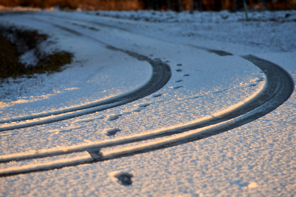 Fahrspuren im Neuschnee | Heugraben, Austria - January 14, 2017: Fahrspuren im Neuschnee. - Realisiert mit Pictrs.com