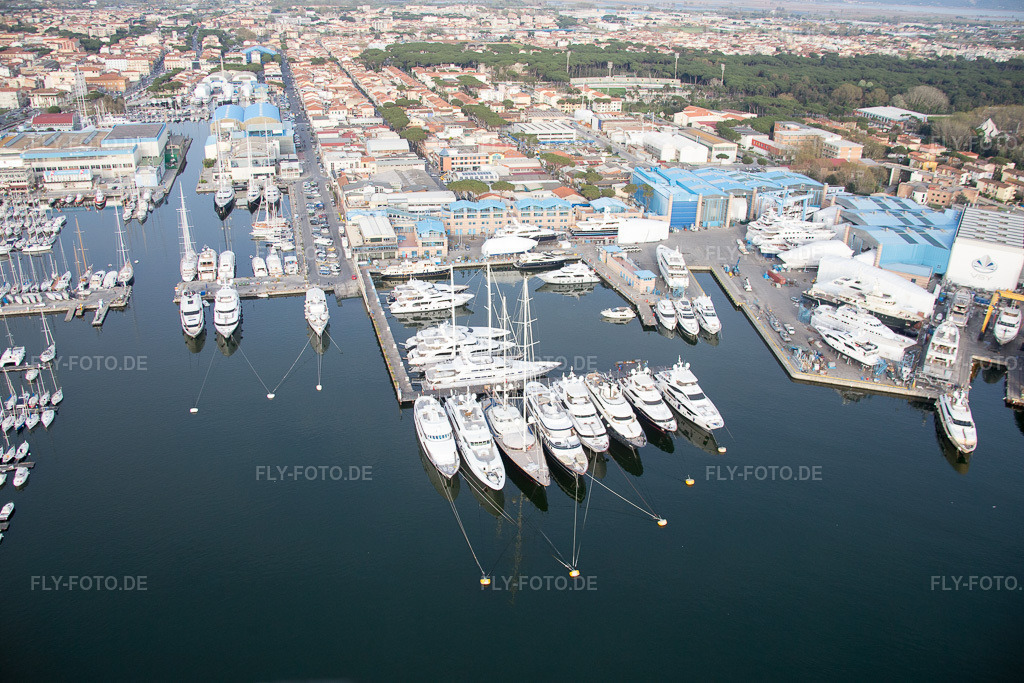 Luftbild: Ortsansicht in Viareggio im Bundesland Lucca in Italien. Foto: IMG_087001.jpg vom 03.04.2016 durch Werner Riehm/FLY-FOTO.de