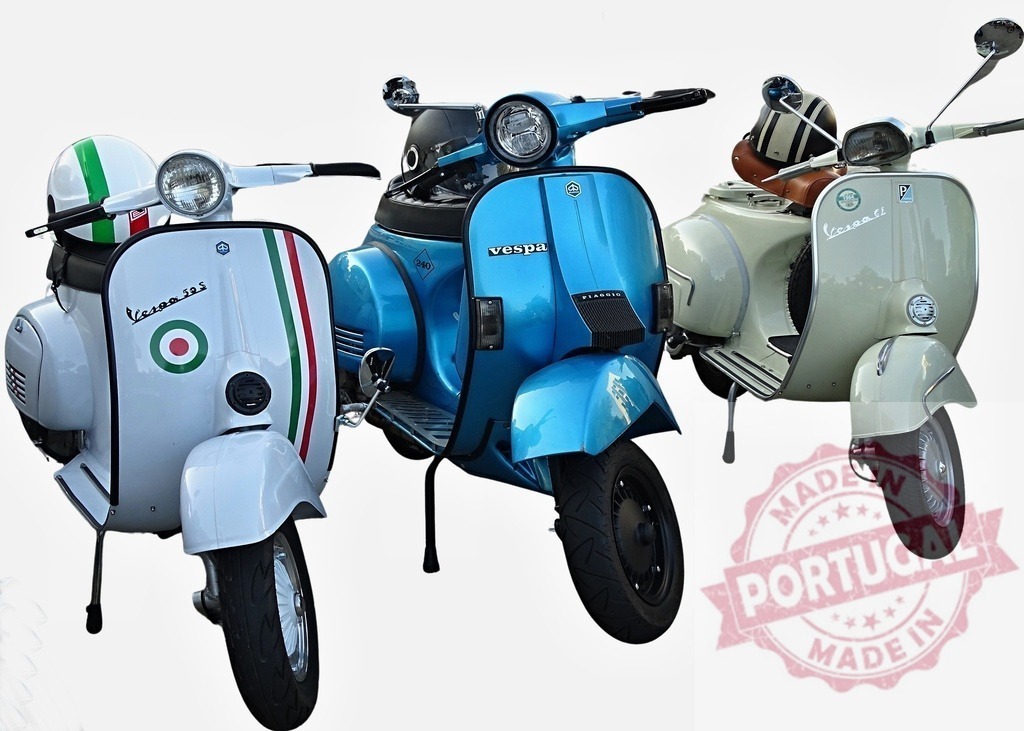 Three Vespa scooters parked, showing italian flag colors | Three Vespa scooters in white, blue and beige, parked next to each other, showing the colors of the italian flag - Realisiert mit Pictrs.com