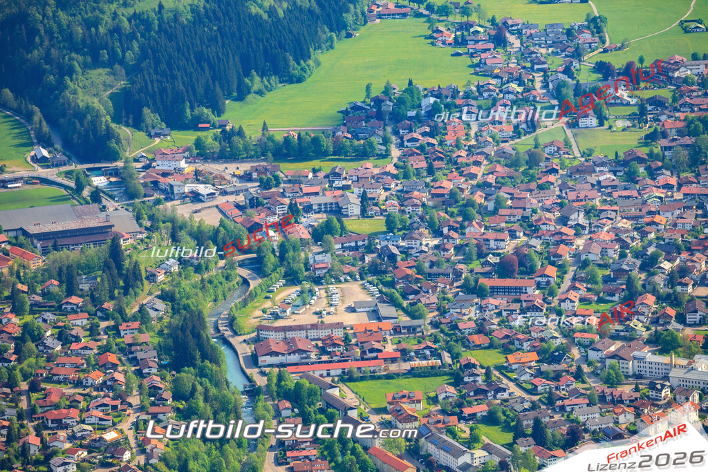 Die Luftaufnahme der Stadt Oberstdorf wurde vom UL-Flugzeug heraus erstellt ( keine Drohne )- hohe Auflösung für beste Qualität