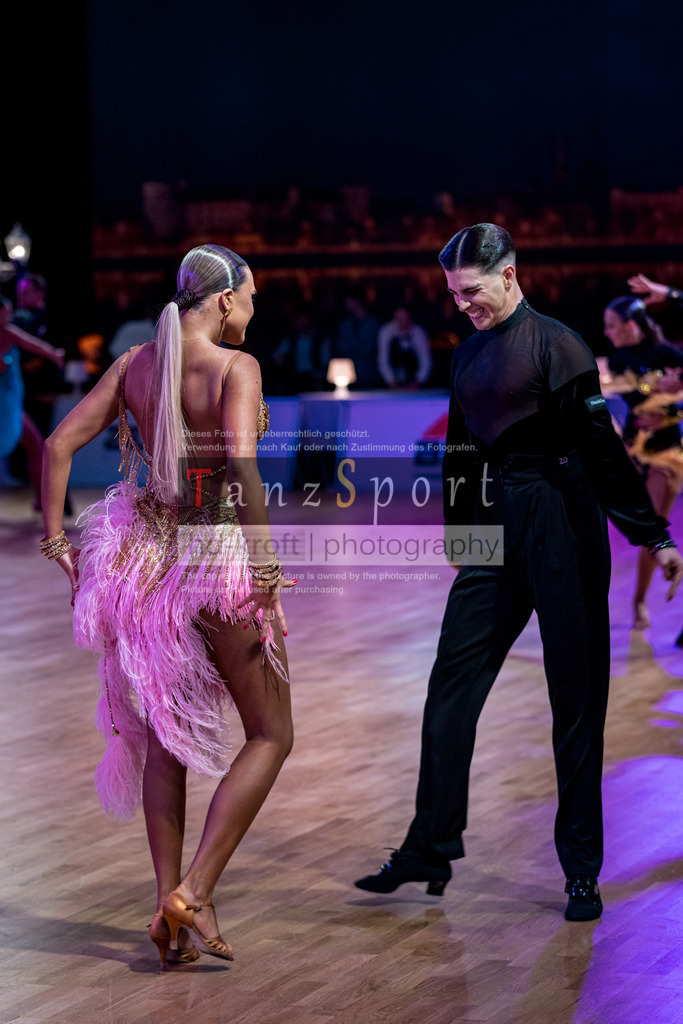 20251212_WDSF_World_Ch_Cup_RS-Lat_0863-2 | Tanzsportbilder, Standardtanz, Lateintanz, WDSF, DTV, LTVB, dancecomp, goc, hessen tanzt, blaues band der spree, walzer, tango, wiener walzer, slowfox, quickstepp, samba, rumba, cha-cha-cha, paso doble. jive, hd-kroft photography, turniertanzsport