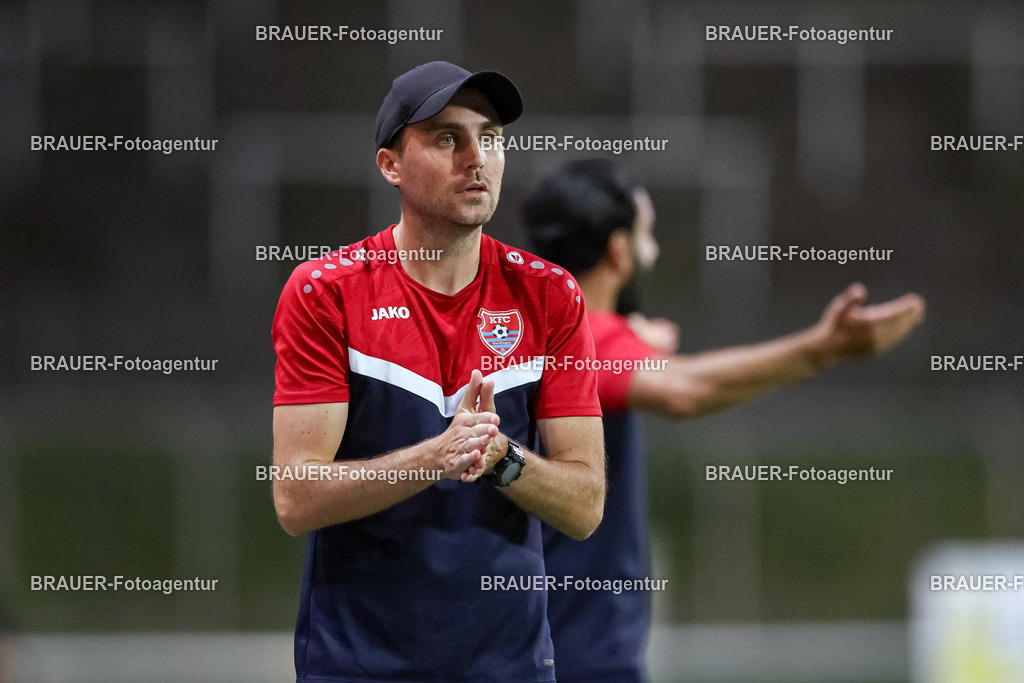SB_KFCBAU_20250815_5263.JPG -  - KFC Uerdingen - SF Baumberg - Oberliga Niederrhein | Krefeld, Deutschland, 15.08.25: Trainer Julian Stöhr (KFC Uerdingen) gestikuliert, Gestik während des Oberliga Niederrhein Spiels zwischen KFC Uerdingen - SF Baumberg in der Grotenburg Stadion am 15. August 2025 in Krefeld, Deutschland. (Foto von Stefan Brauer/Brauer-Fotoagentur)