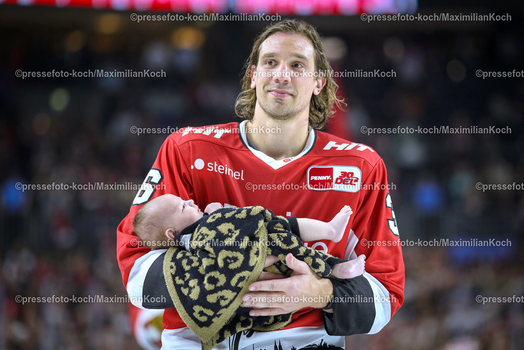 KoeDEL15092301068 | 15.09.2023, Köln, Eishockey, Penny DEL, Spieltag 1, Lanxess-Arena, Kölner Haie -  Nürnberg Ice Tigers: Gute Laune bei den Haien nach dem 5:2 Sieg. Der stolze Vater Andreas Thuresson (Kölner Haie) präsentiert den Fans seine neugeborene Tocher bei der Abschlussrunde auf dem Eis.