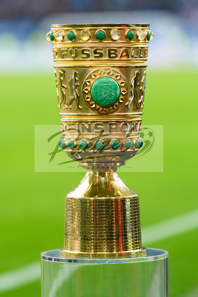 HSVSCF20220419_414 | Fussball, Herren: . Die DFB-Pokal Trophaee beim DFB-Pokal-Halbfinalspiel zwischen Hamburger SV und SC Freiburg im Volksparkstadion am 19.04.2022 in Hamburg, Deutschland.DFB / DFL REGULATIONS PROHIBIT ANY USE OF PHOTOGRAPHS AS IMAGE SEQUENCES AND/OR QUASI-VIDEO. - Realisiert mit Pictrs.com