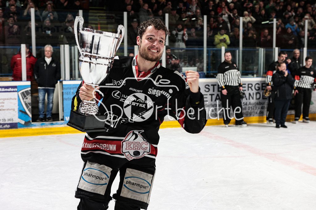 EHC Königsbrunn - TEV Miesbach | Grenzenloer Jubel beim EHC Koenigsbrunn nach dem Gewinn der Bayerliga Meisterschaft im Spiel 3 der Playoffserie gegen den TEV Miesbach / Jubel / Freude / Siegerfoto / Tim BULLNHEIMER (EHC #8)