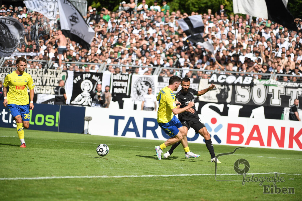 SV Atlas-Delmenhorst-Borussia Mönchengladbach | DFB-Pokal 1. Runde;SV Atlas Delmenhorst (gelb)-Borussia Mönchengladbach (schwarz) am 17.08.2025 in Oldenburg (Marschweg-Stadion), Photo: Philip Eiben 2025 - Realisiert mit Pictrs.com