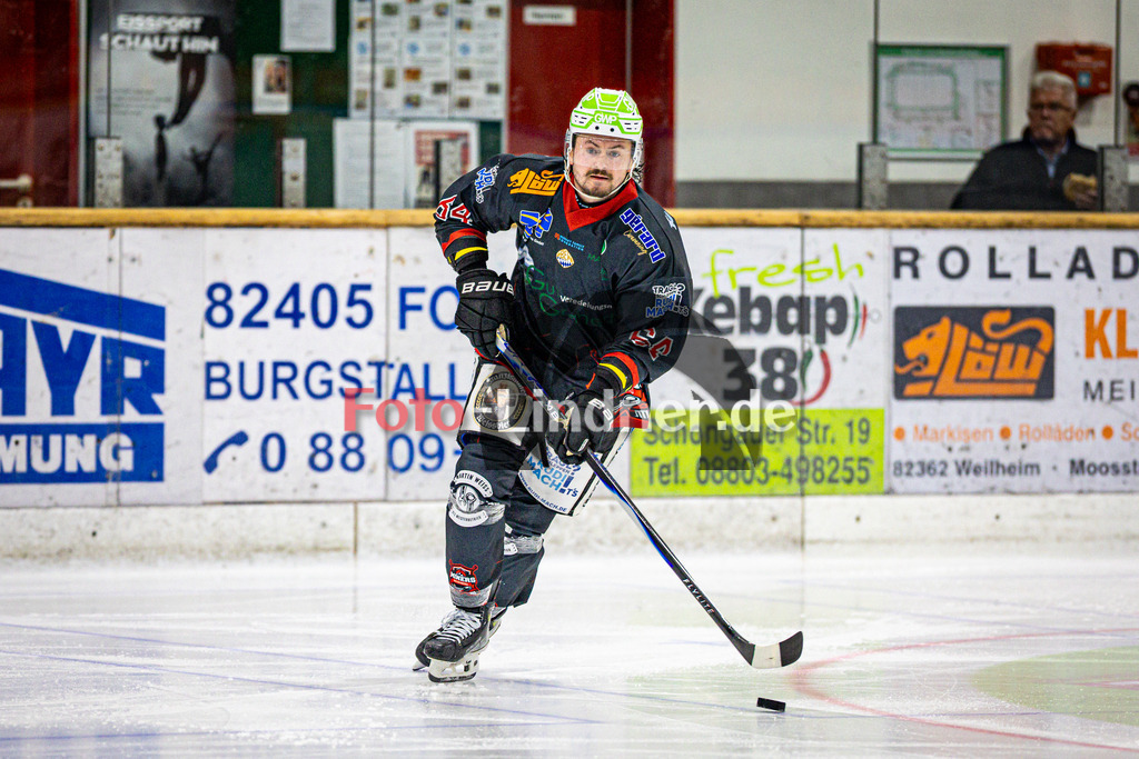 Peißenberg MINERS gegen EHC Klostersee | Eishockey Bayernliga 2025/26 Vorrunde 12. Spieltag, Peißenberg MINERS gegen EHC Klostersee, 20251116,Marek HALODA (MINERS 64) in Aktion, Freisteller,2025-11-16 in Peißenberg (flatbuy Arena Peißenberg), Marek HALODA (MINERS 64)Copyright: WolfgangxLindner www.foto-lindner.de