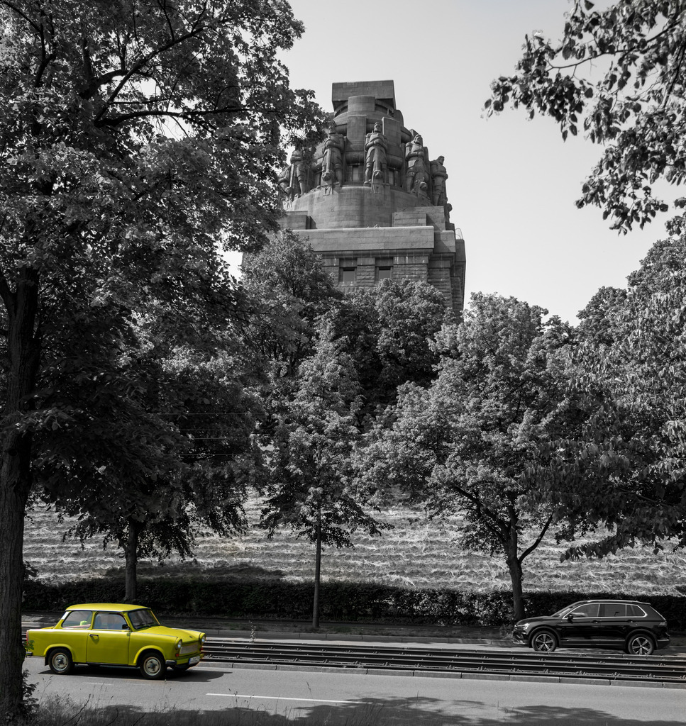 Völkerschlachtdenkmal Leipzig | Völkerschlachtdenkmal in Leipzig mit Trabant im Vordergrund - Realisiert mit Pictrs.com