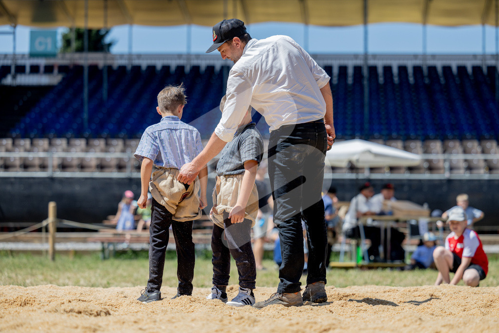 SchwyzerJung2026_00050 | Die Schwinger des Schwyzer Kantonalen Schwingerverbandes: Fotos, die Dynamik und Leidenschaft festhalten, sowie emotionale Momente aus dem traditionellen Schwingsport zeigen. - Realisiert mit Pictrs.com