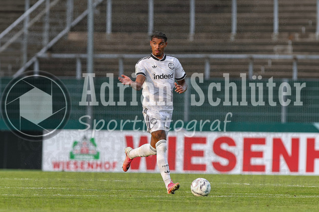 21.08.2026, GER, Fussball, Herren, DFB-Pokal, Saison 2026/2027, SC St. Tönis vs Eintracht Frankfurt | Otavio (Frankfurt) in Aktion am Ball, Einzelaktion